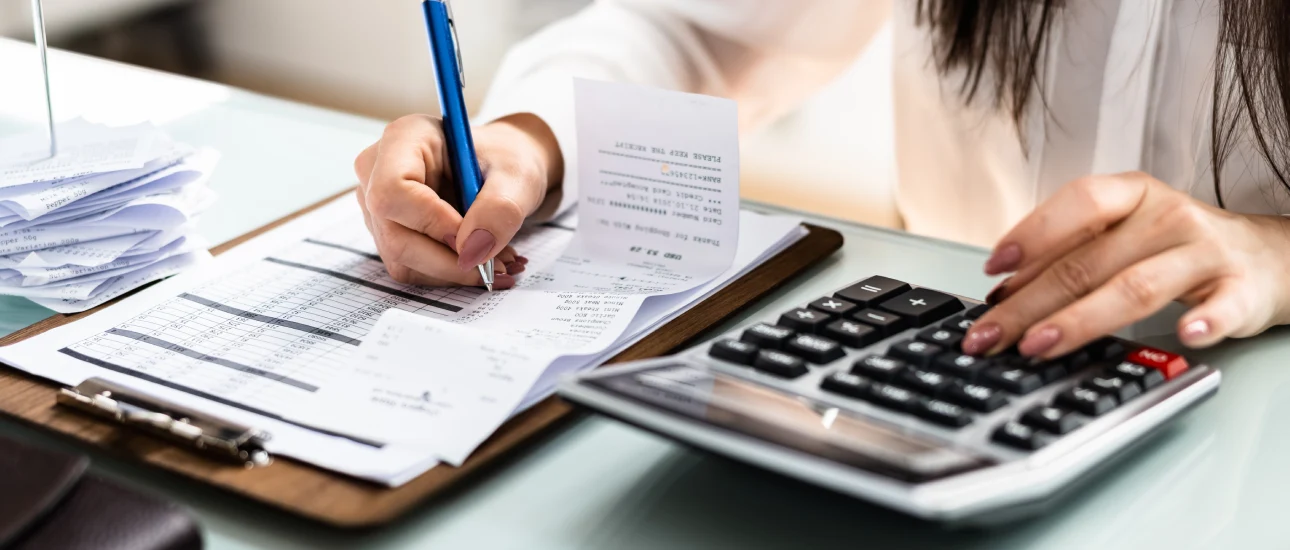 Kobieta wykonująca obliczenia rachunkowe